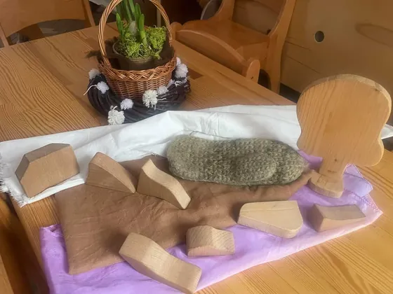 Drewniane klocki, filcowany kamień i koszyk z hiacyntami na chuście